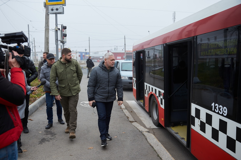 На магістралях Харкова курсують автобуси, які передали з Чехії