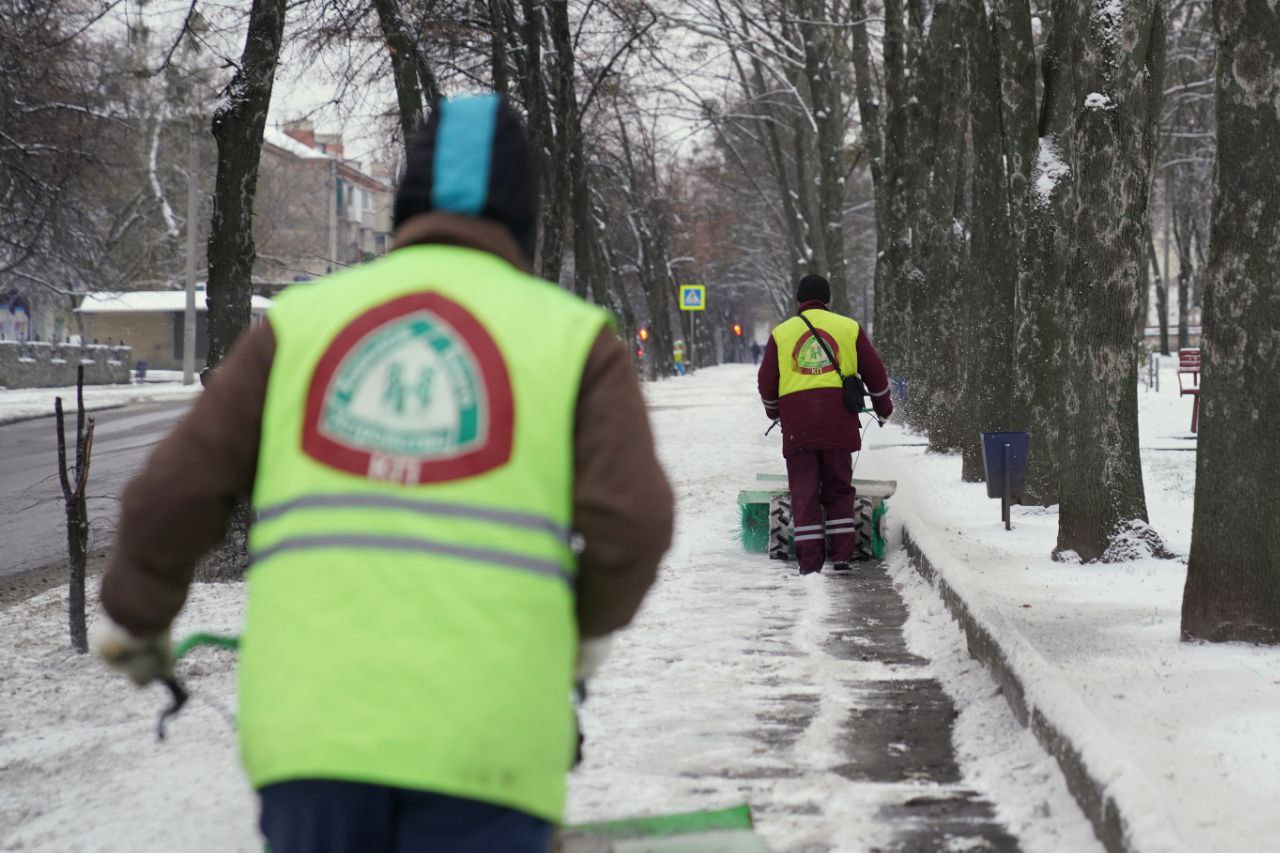 Понад дві тисячі працівників прибирають Харків від снігу  