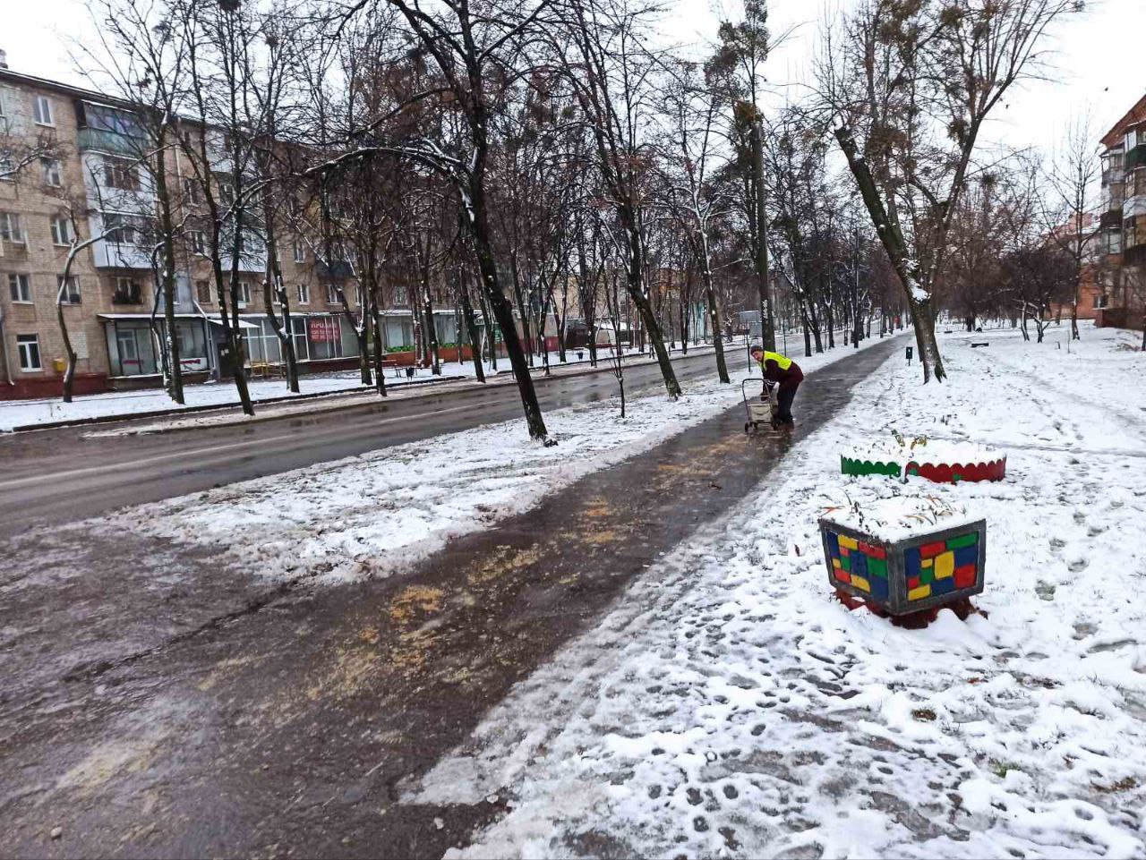 У Харкові посипають дороги під час ожеледиці