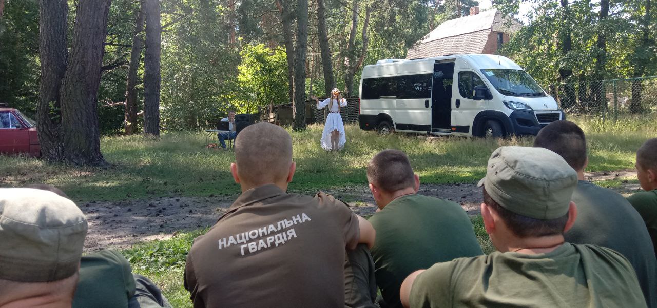 Харківський театр музкомедії дає концерти для військових та переселенців - 6