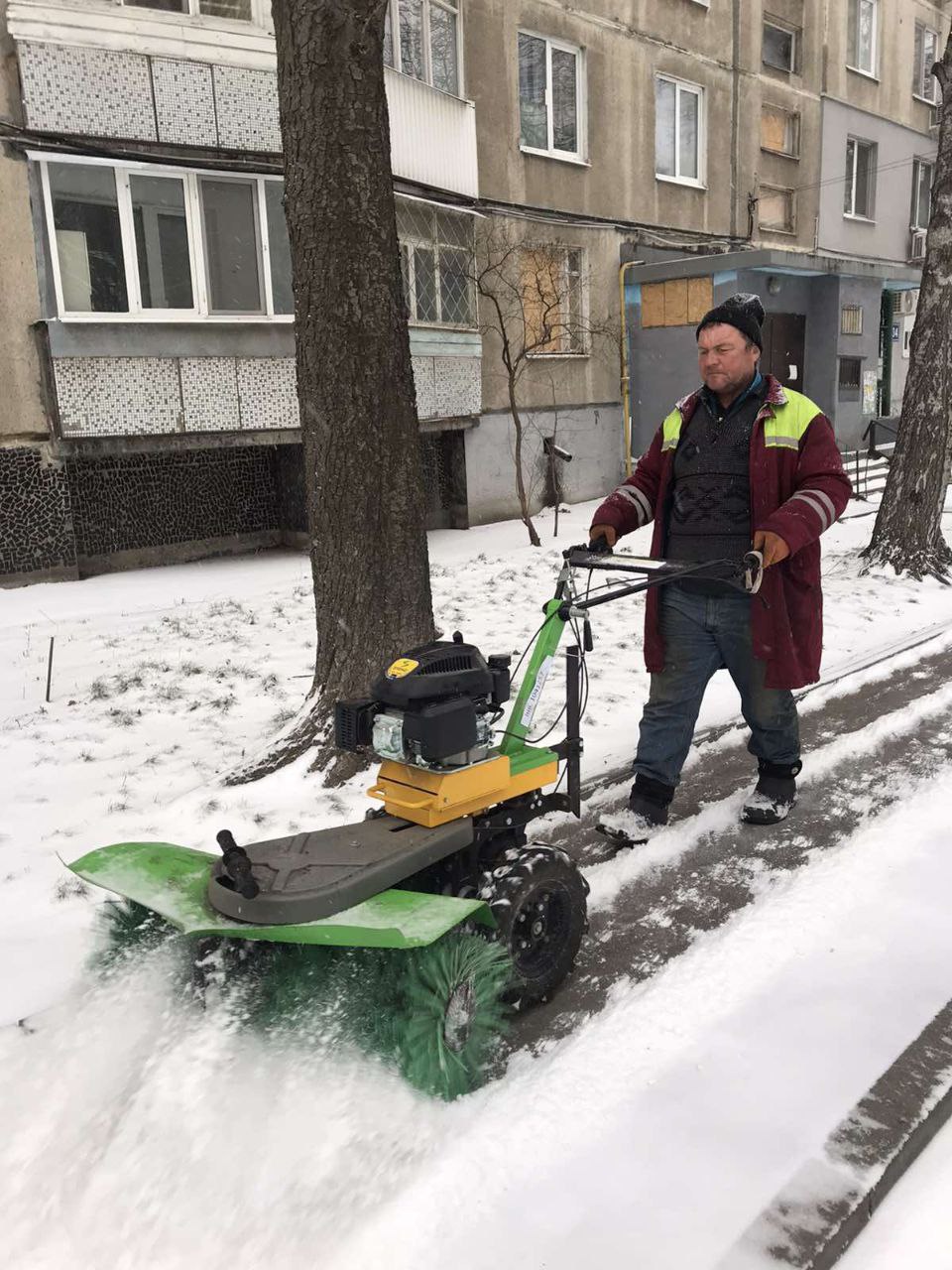 У Харкові прибирають сніг понад дві тисячі комунальників - 6