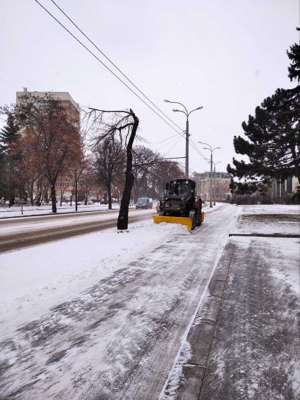 У Харкові прибирають сніг понад дві тисячі комунальників - 11