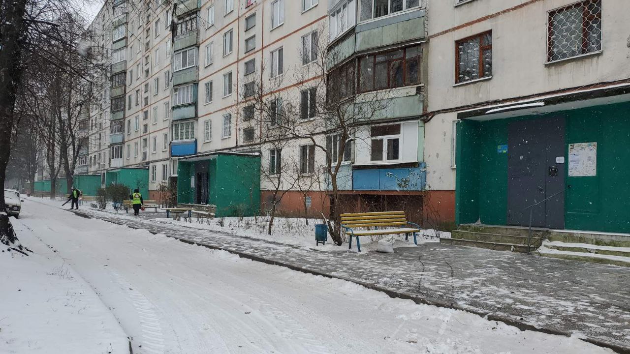 У Харкові прибирають сніг понад дві тисячі комунальників - 15
