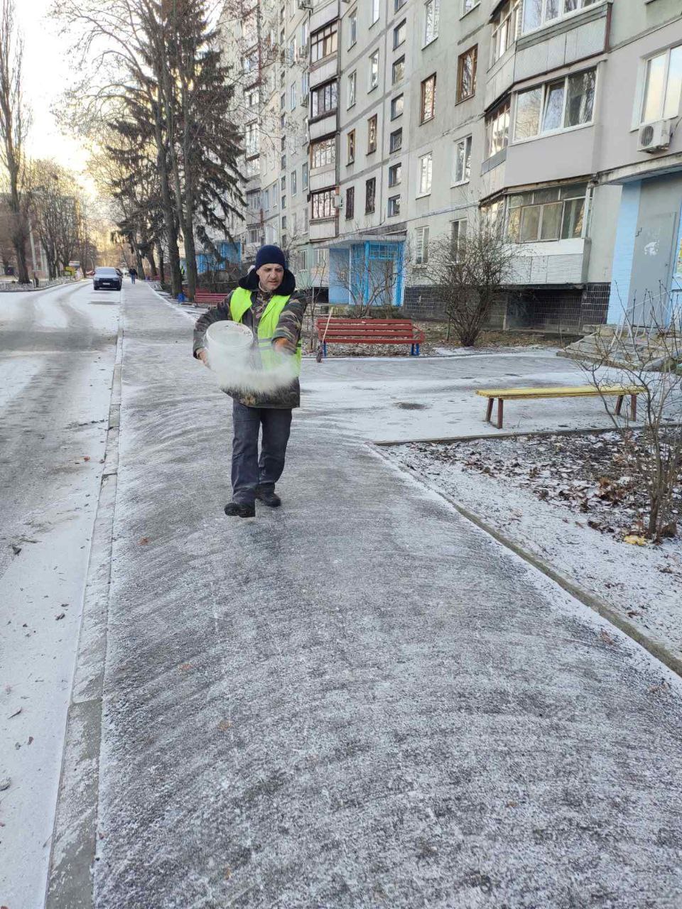У Харкові сніг прибирають понад дві тисячі комунальників
