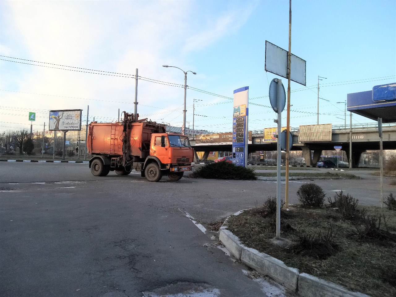 Бригади КВПВ наводять лад на Нових Будинках