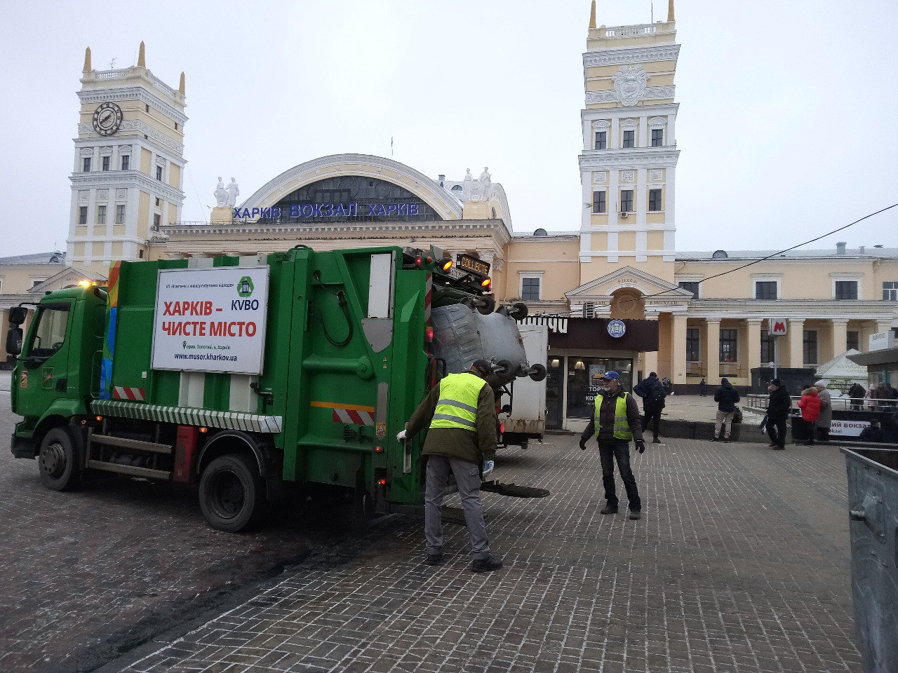 Працівники КВПВ наводять лад у районі Південного вокзалу - 1