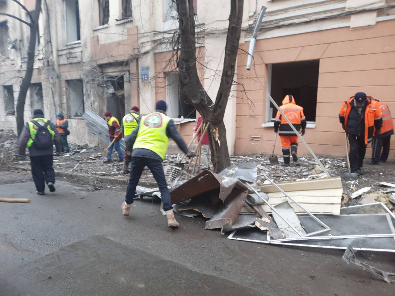 У будинках, пошкоджених внаслідок учорашнього обстрілу, тривають відновлювальні роботи 