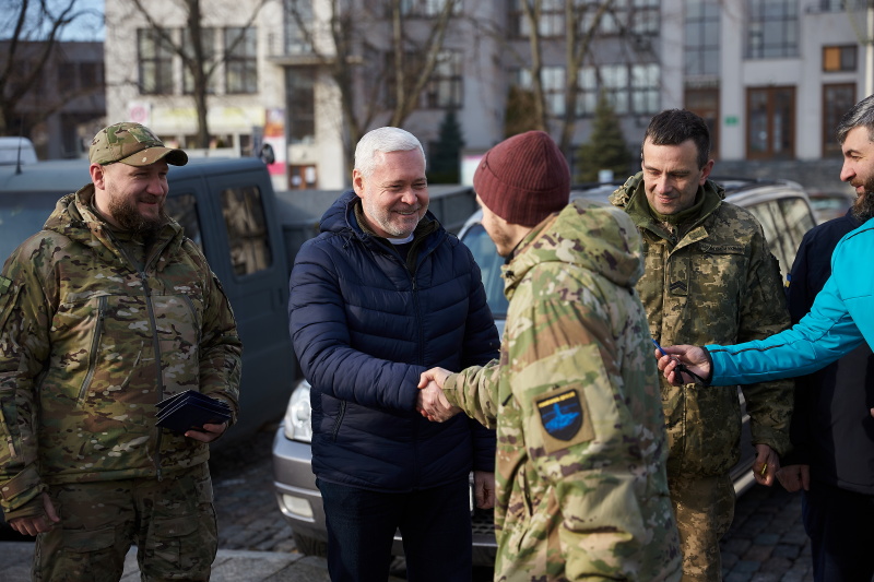 У Харкові військовим та рятувальникам передали автомобілі