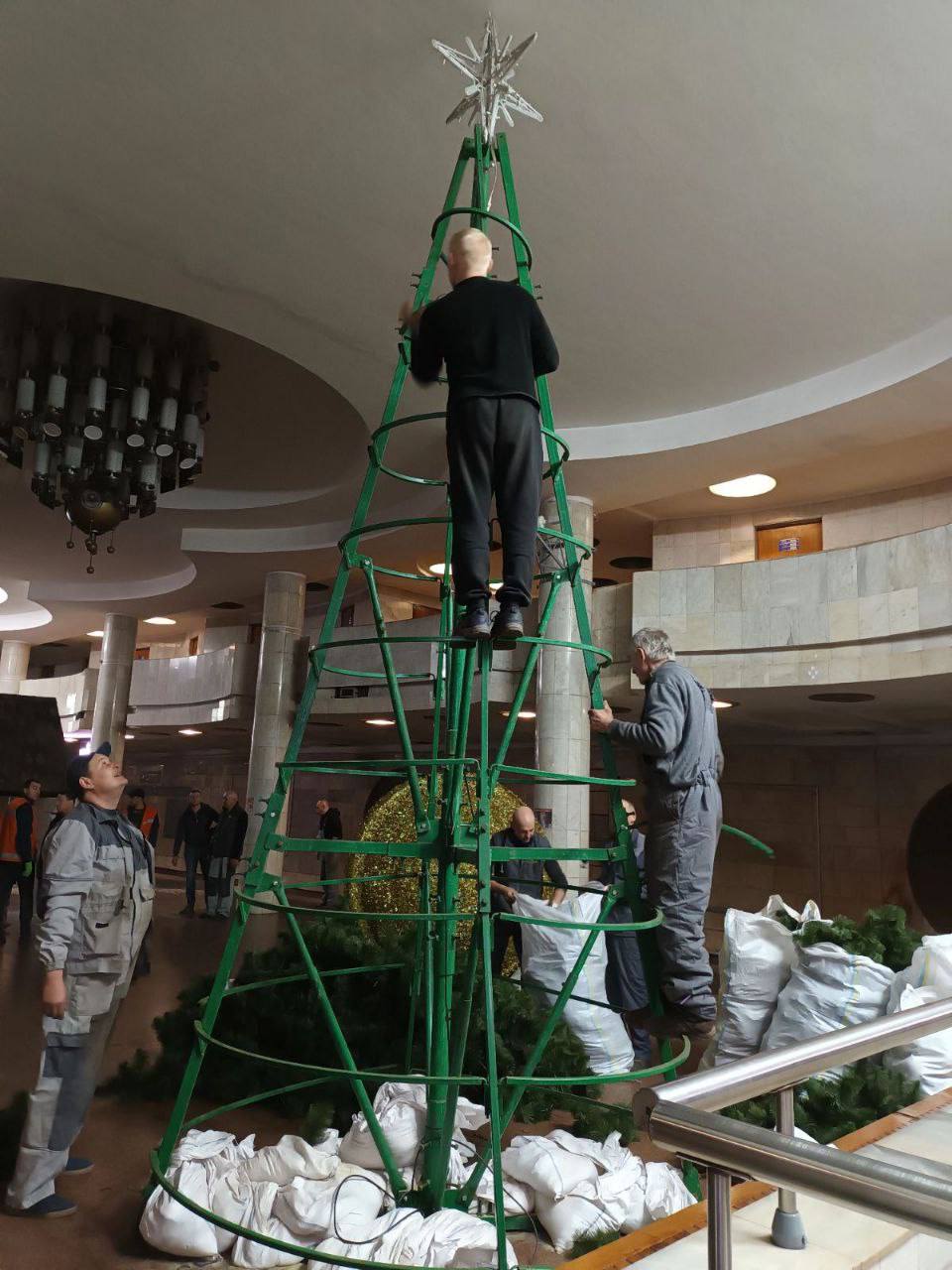 У метро демонтували головну ялинку Харкова