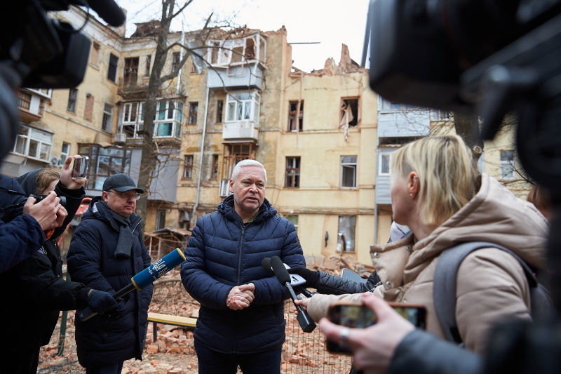 У постраждалому від обстрілу будинку відновлюють комунікації