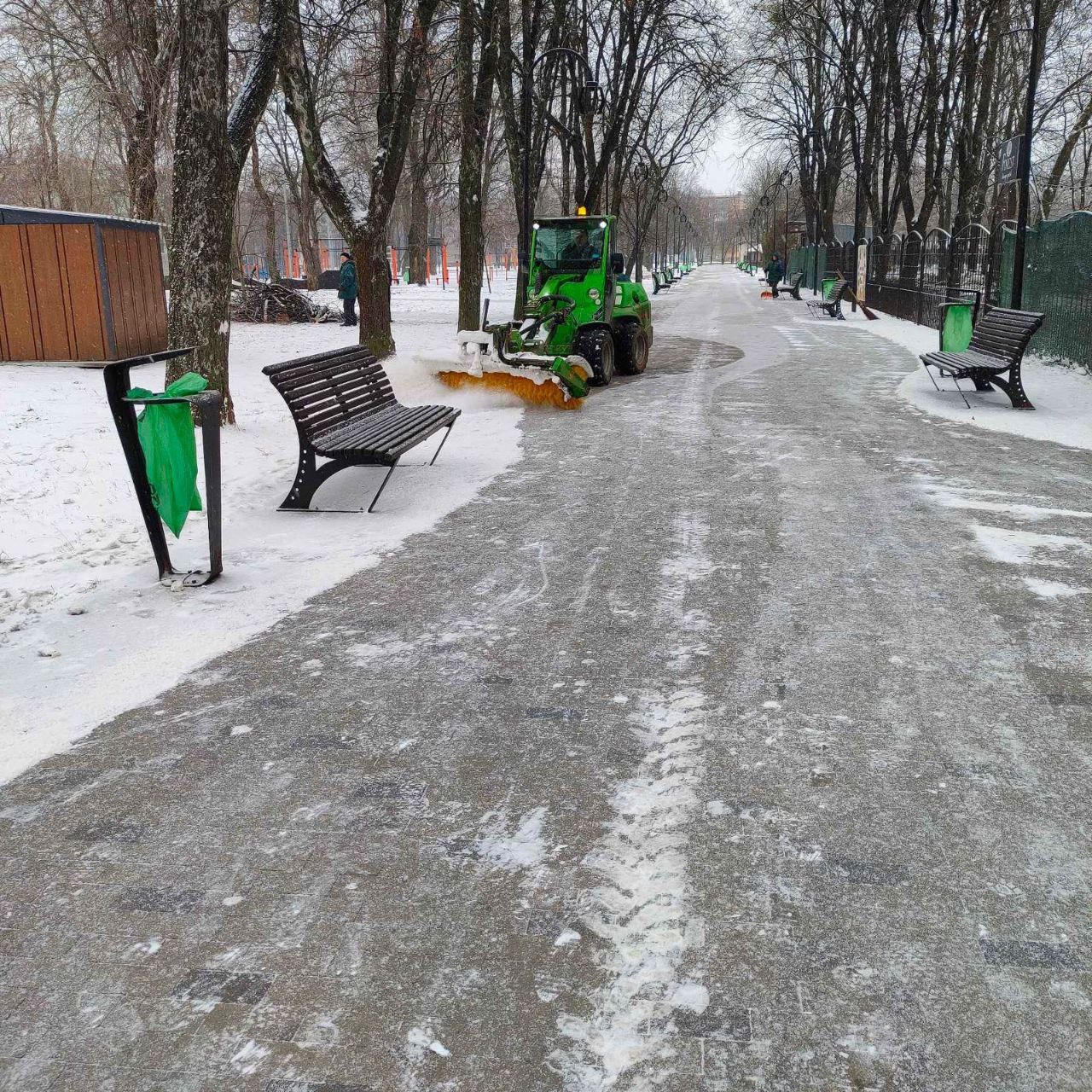У Харкові близько двох тисяч комунальників прибирають сніг