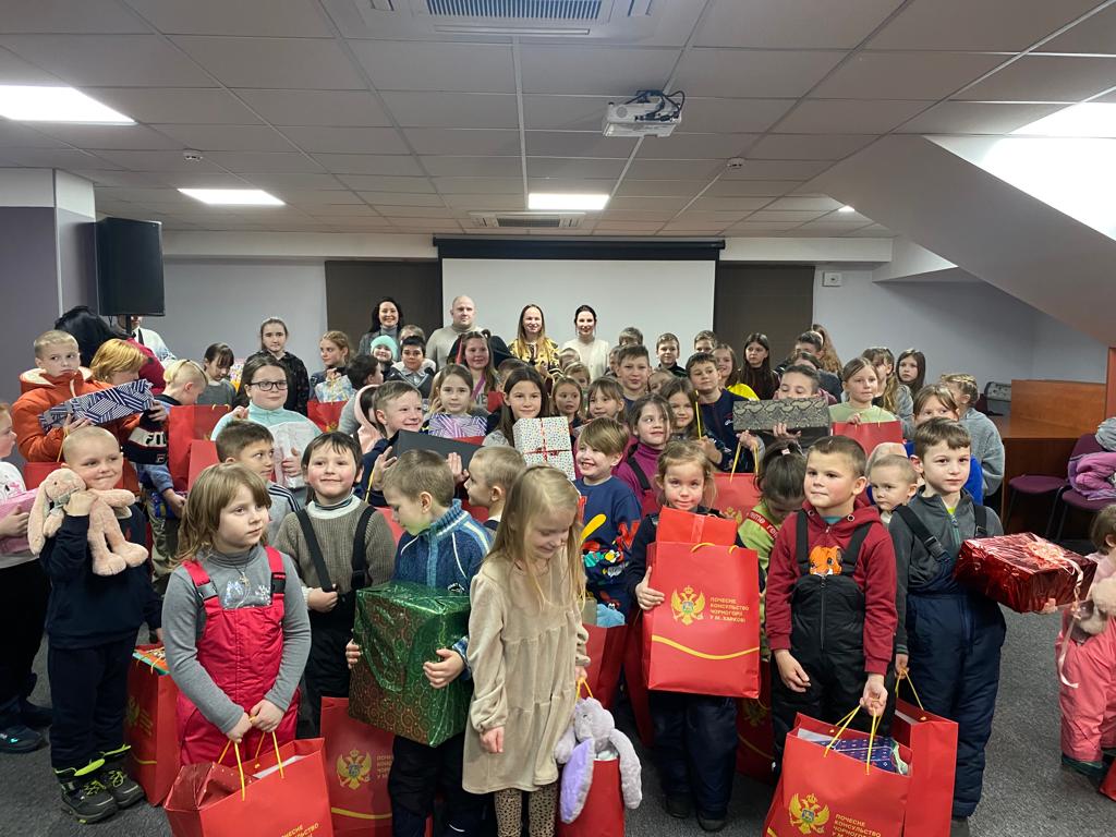 Дітям із багатодітних родин передали подарунки із Чорногорії