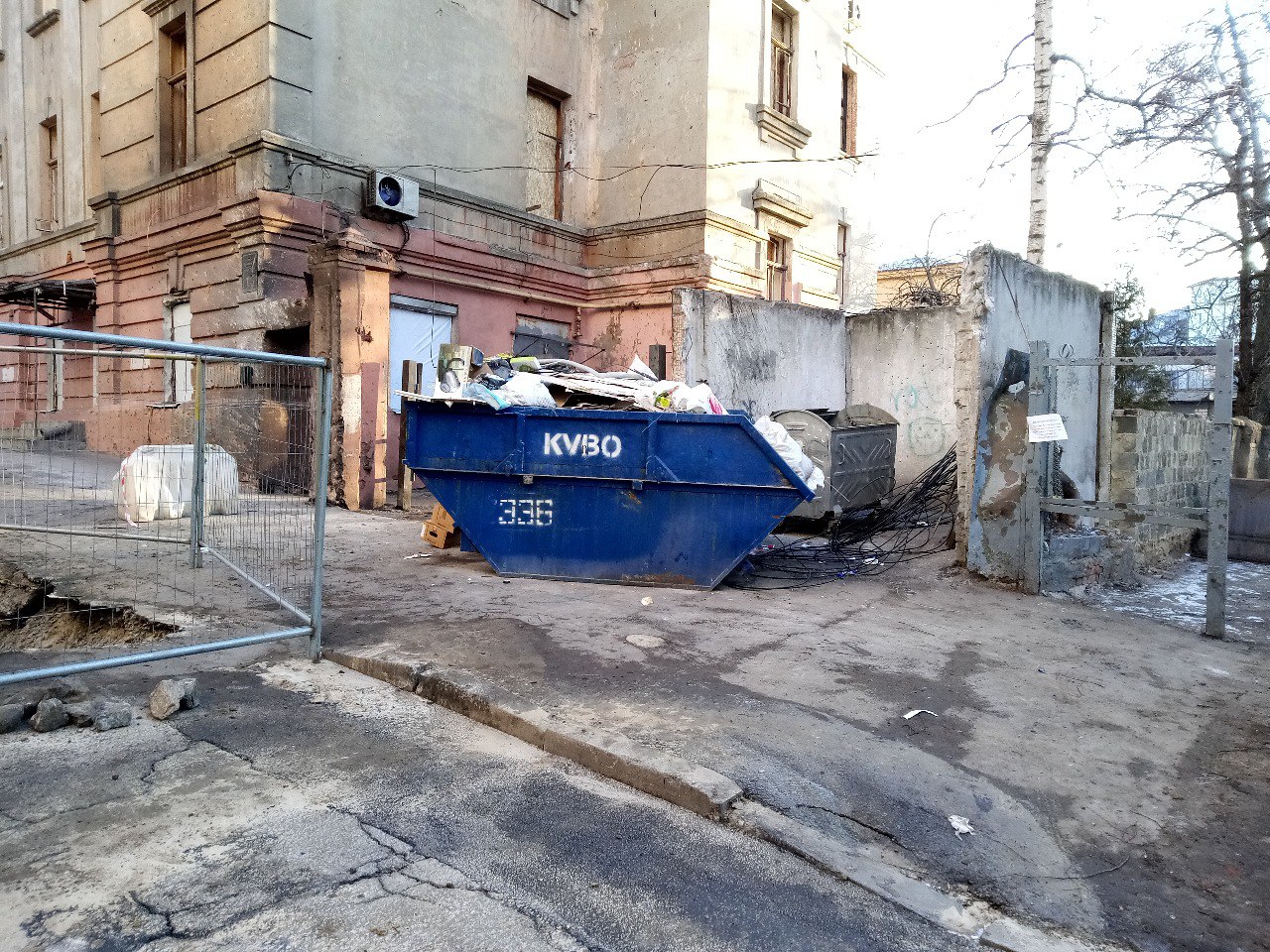 «Комплекс з вивозу побутових відходів» ліквідує наслідки обстрілів