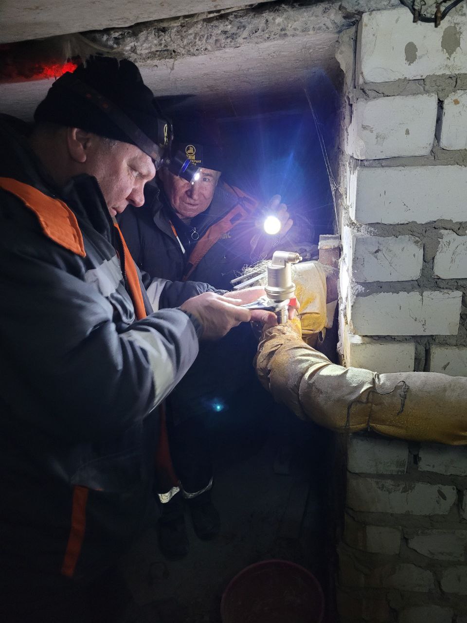 Бригади «Тепломереж» ліквідують наслідки нічного обстрілу та відновлюють послуги