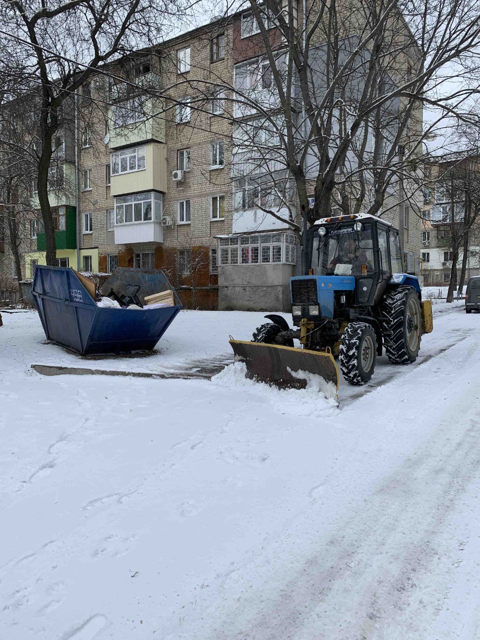 У Харкові близько двох тисяч комунальників прибирають сніг