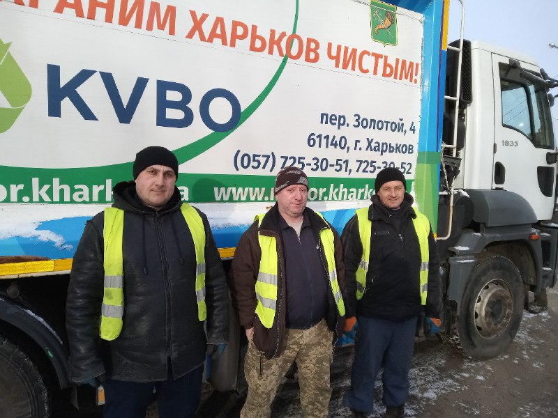 Бригади КВПВ наводять лад у мікрорайоні Новожанове