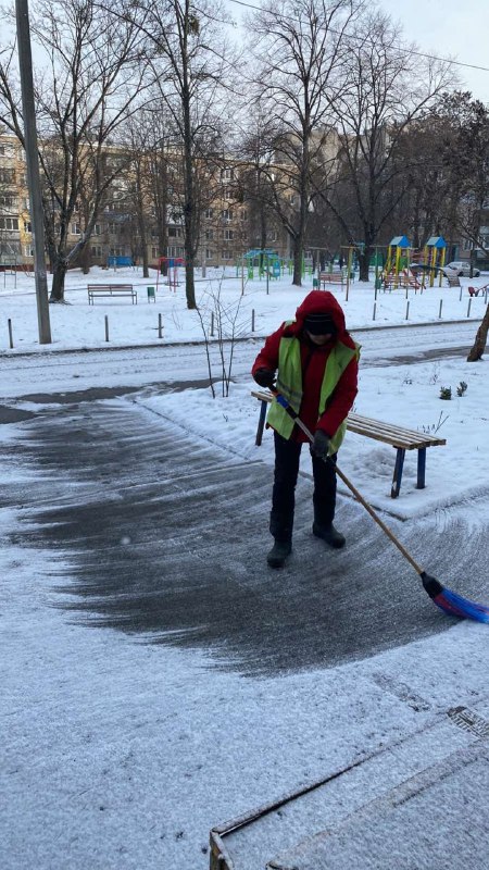 У Харкові прибирають сніг понад дві тисячі комунальників