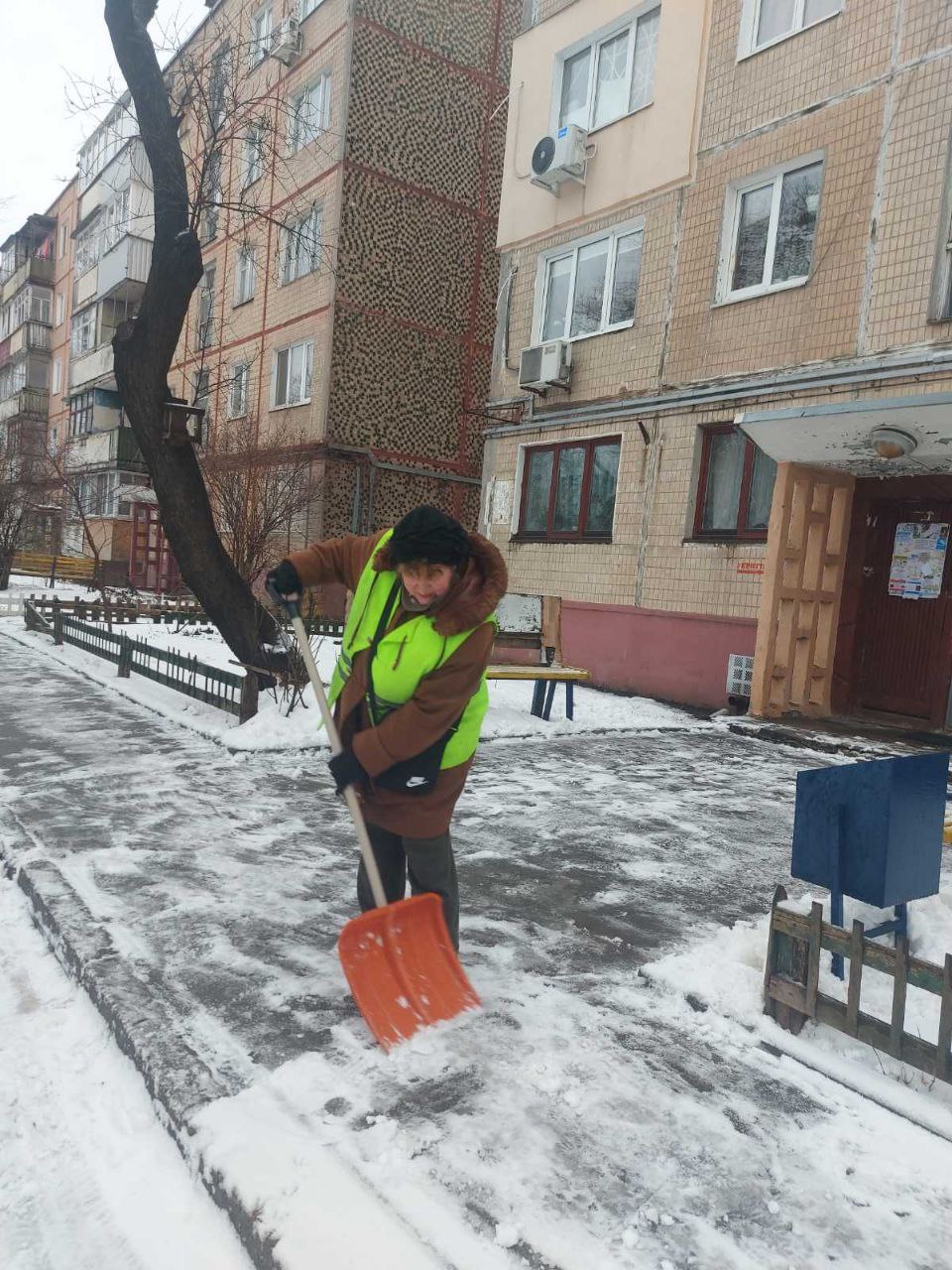 Понад дві тисячі комунальників прибирають сніг у Харкові