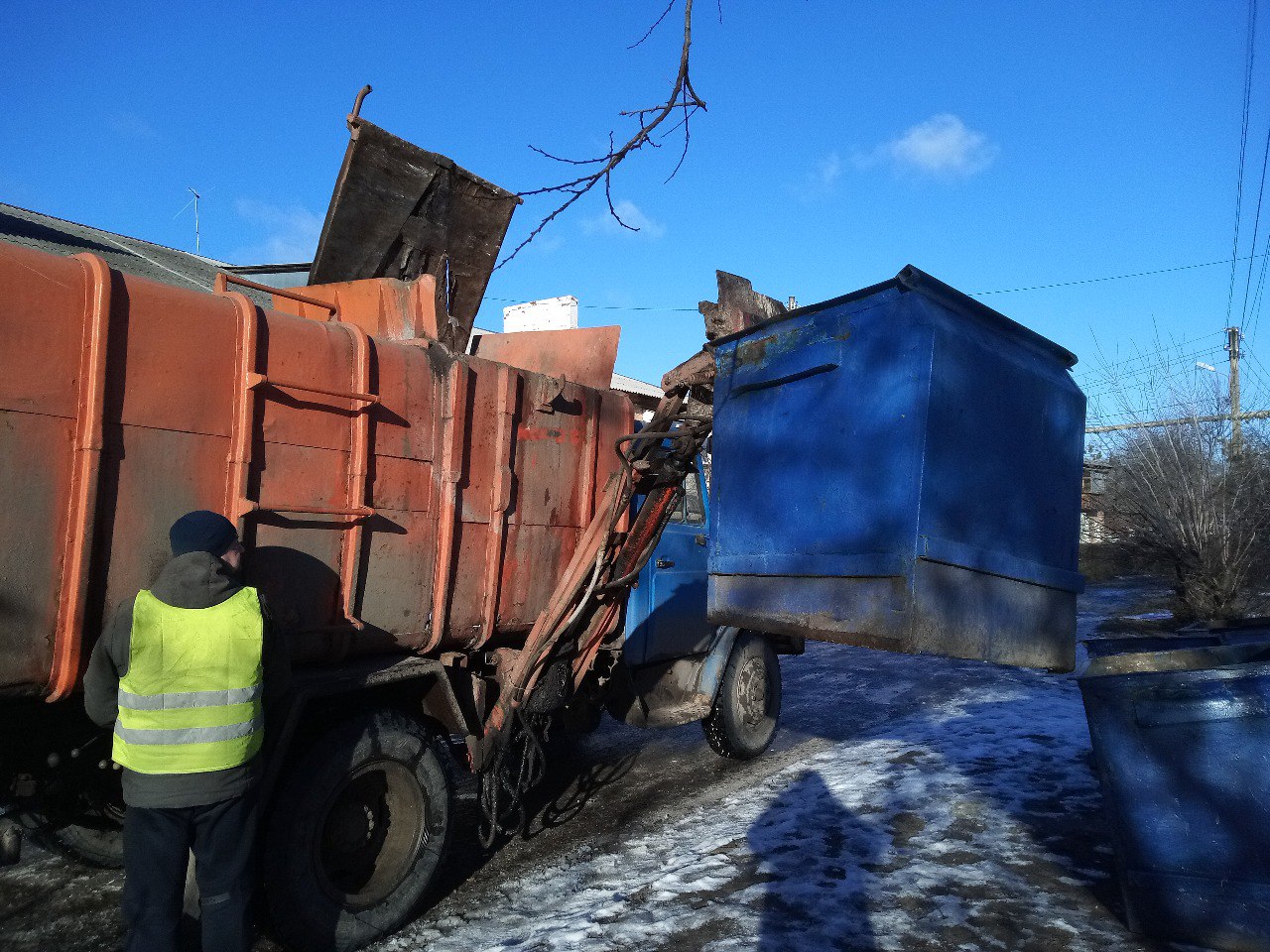 Робітники КВПВ наводять лад у мікрорайоні Сортировка - 3