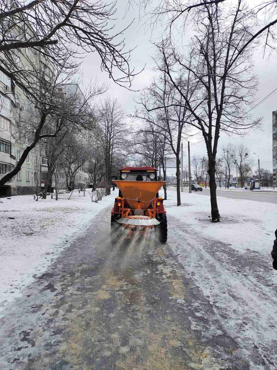 У Харкові прибирають сніг та посипають тротуари