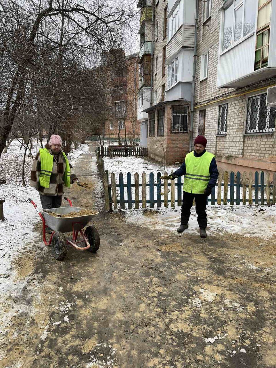 У Харкові сніг та лід прибирають майже дві тисячі комунальників 