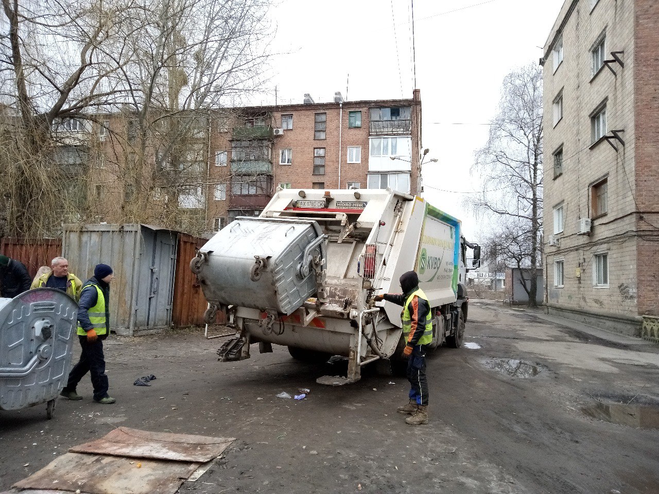 Робітники КВПВ наводять лад у районі харківського аеропорту