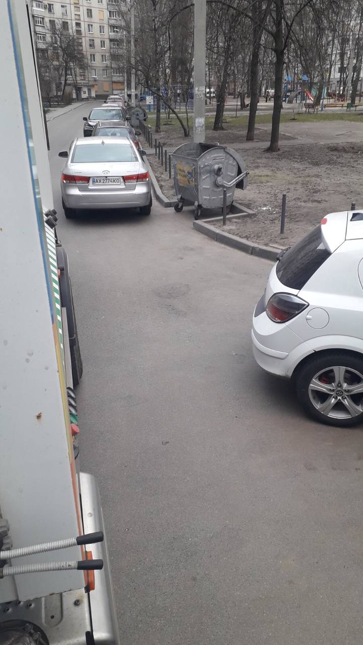 Харків'яни просять не паркувати авто біля контейнерів для збору ТПВ