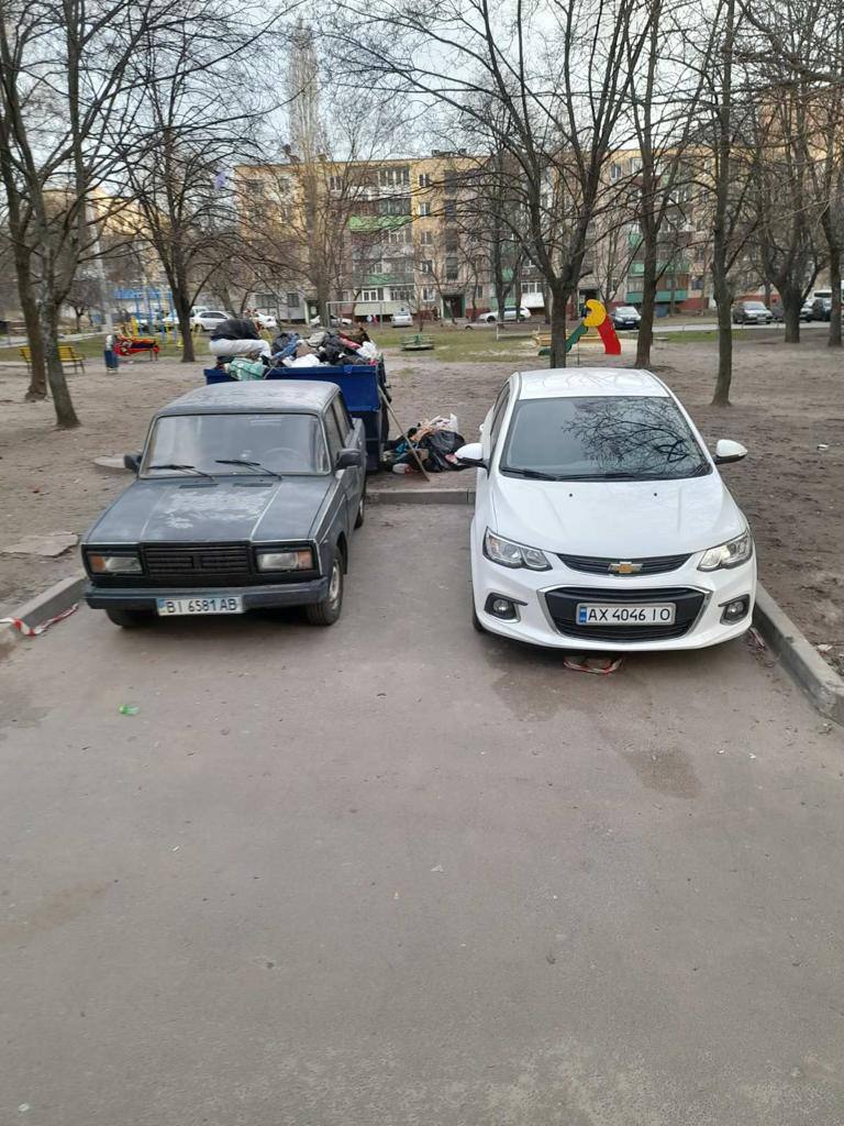 Харків'яни просять не паркувати авто біля контейнерів для збору ТПВ - 1