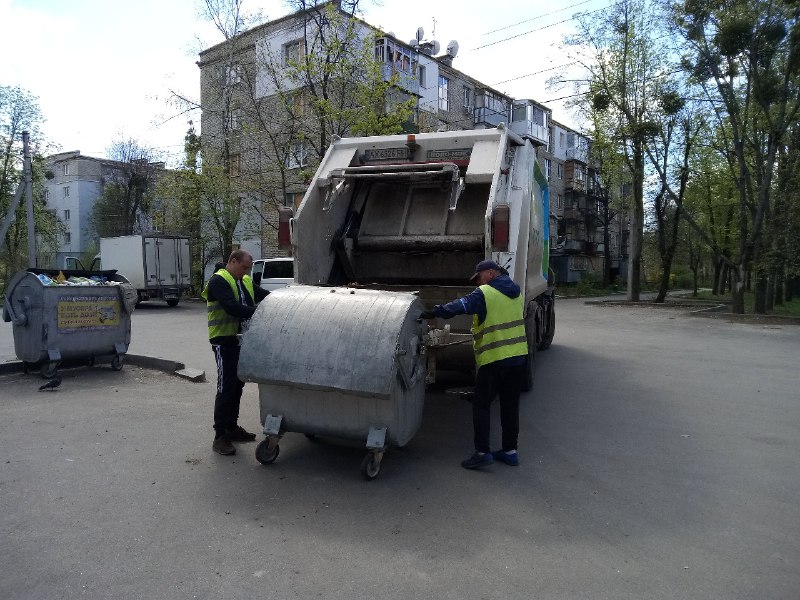 Бригади КВПВ прибирають сміття у П'ятихатках