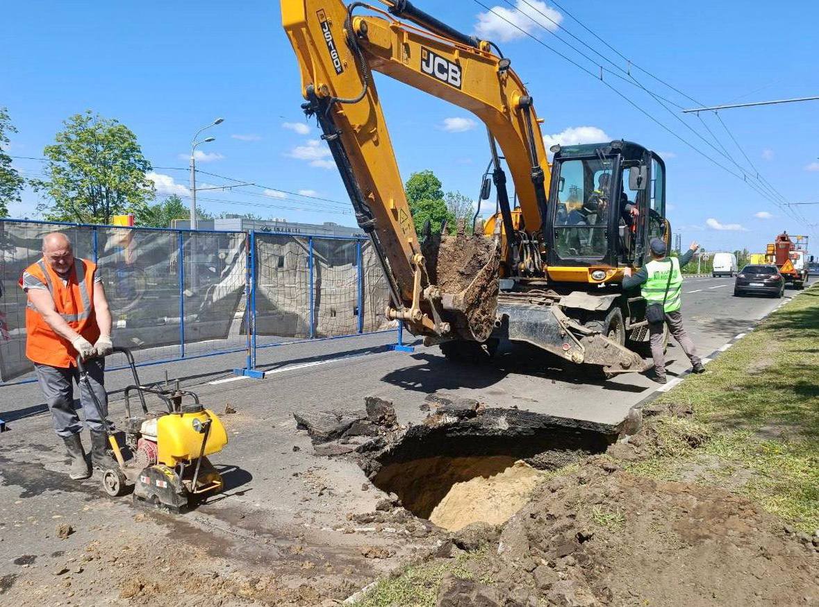 «Харківводоканал» ліквідує аварію на проспекті Гагаріна - 2