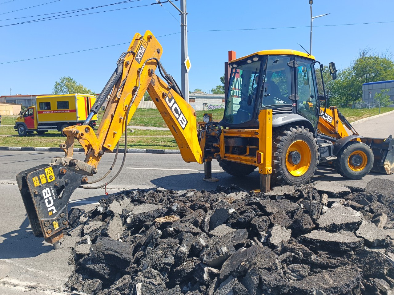 Бригади «Водоканалу» продовжують відновлювати колектор на проспекті Гагаріна