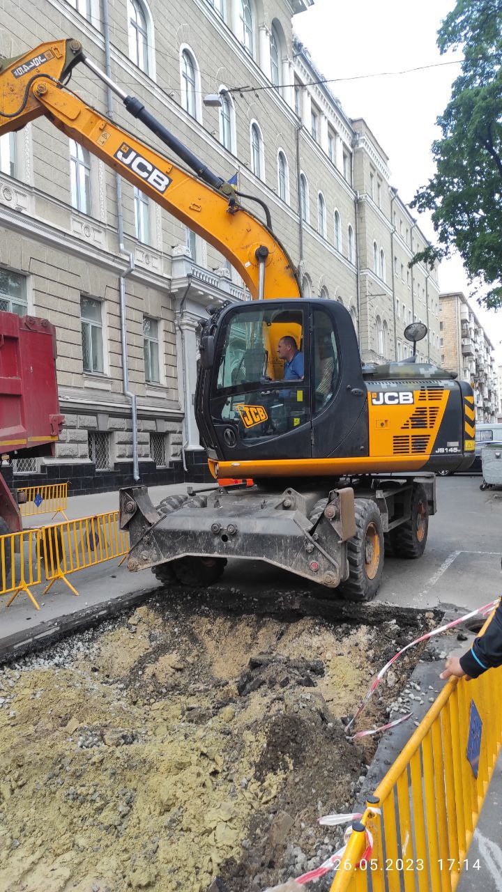На перехресті вулиці Сумської та  Театральної площі усувають провал на дорозі