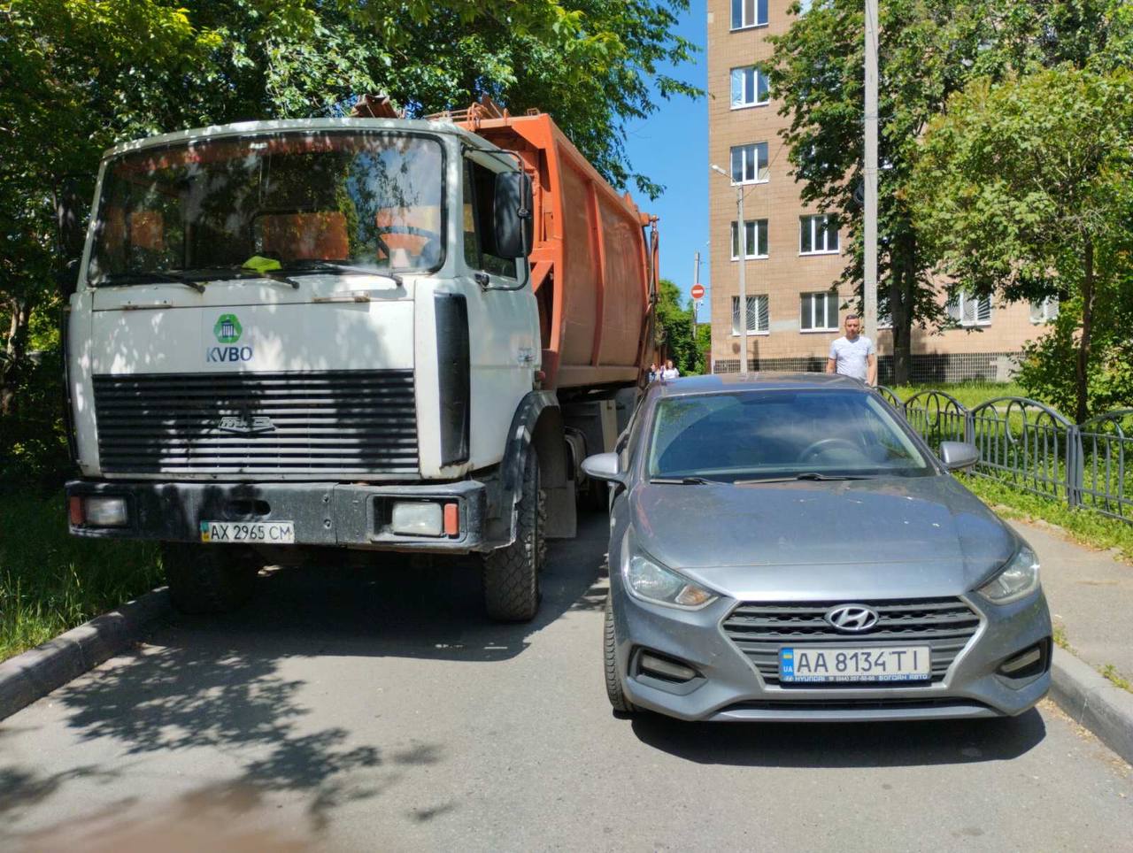 КП «КВПВ» просить водіїв не заважати вивезенню побутових відходів - 1