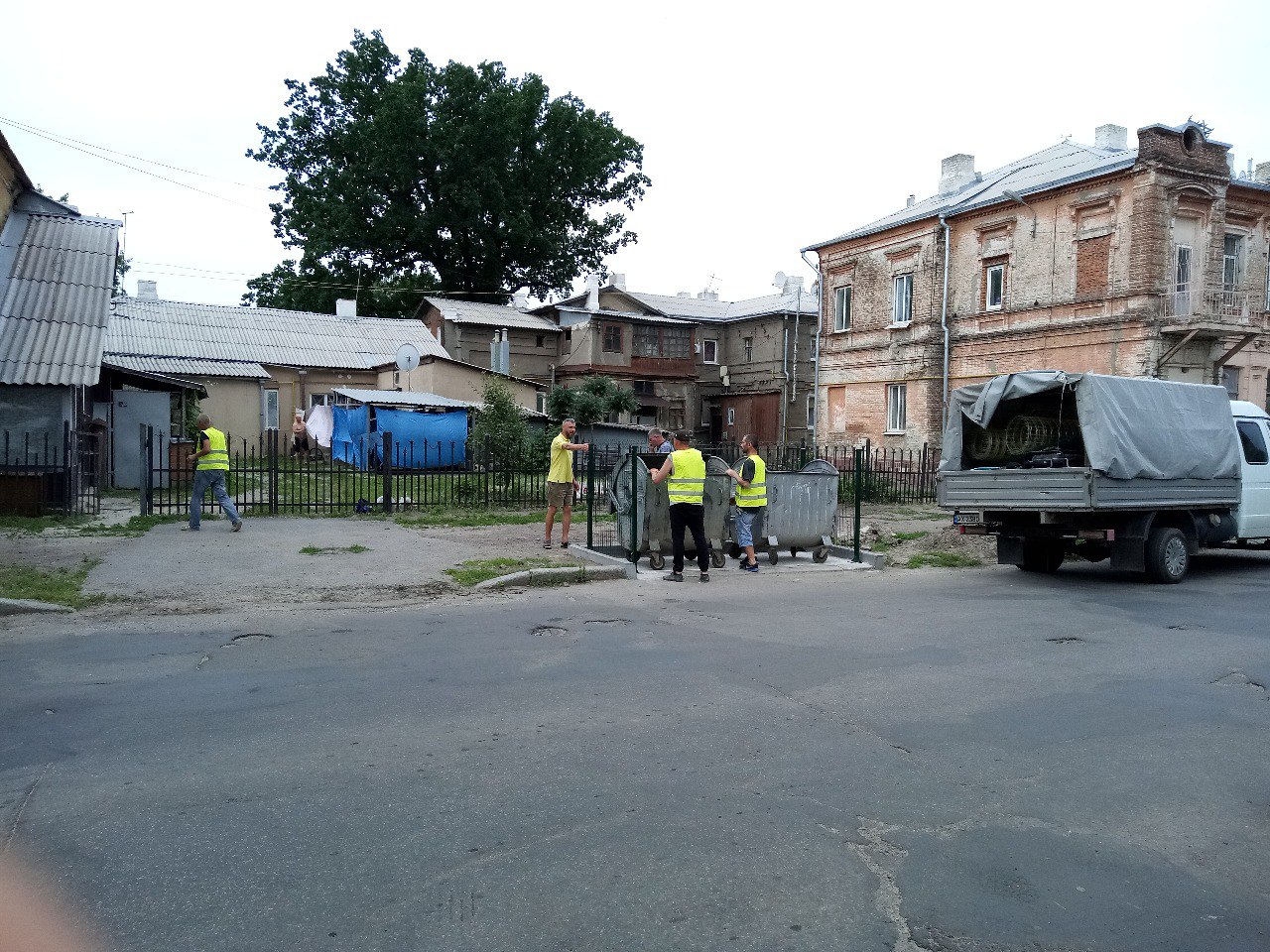У Харкові облаштовують майданчики для сміттєвих контейнерів