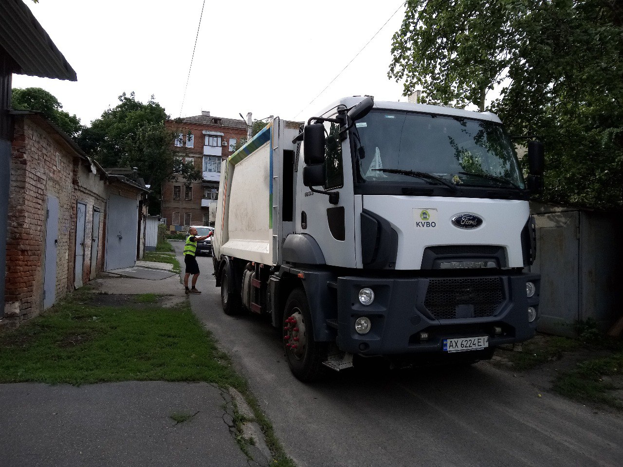 Робітники КВПВ наводять лад у центрі Харкова