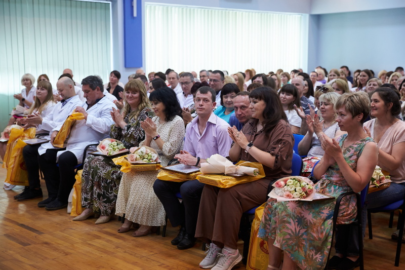Ігор Терехов привітав зі святом медиків Новобаварського району - 10