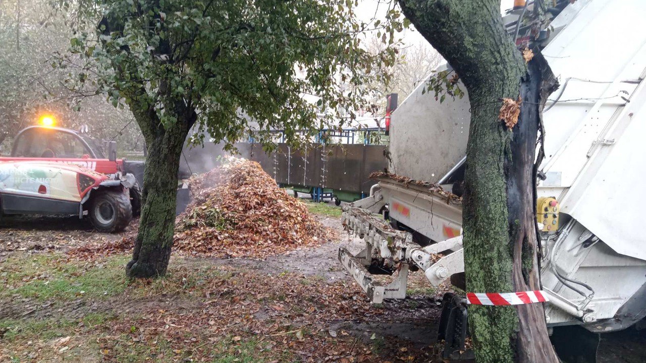 Бригади КВПВ вивозять опале листя