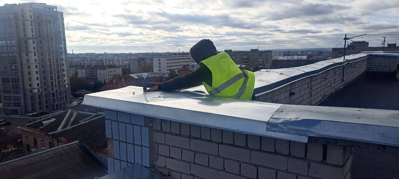 Харківські комунальники вивозять дерева та гілки, що впали - 4