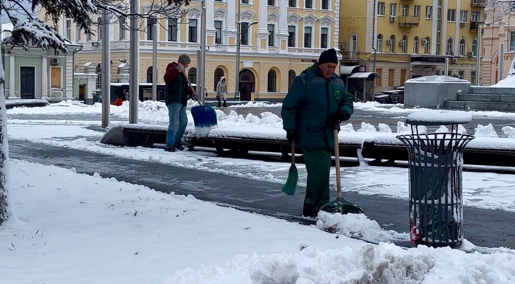 У Харкові сніг прибирають майже 2 тисячі комунальників