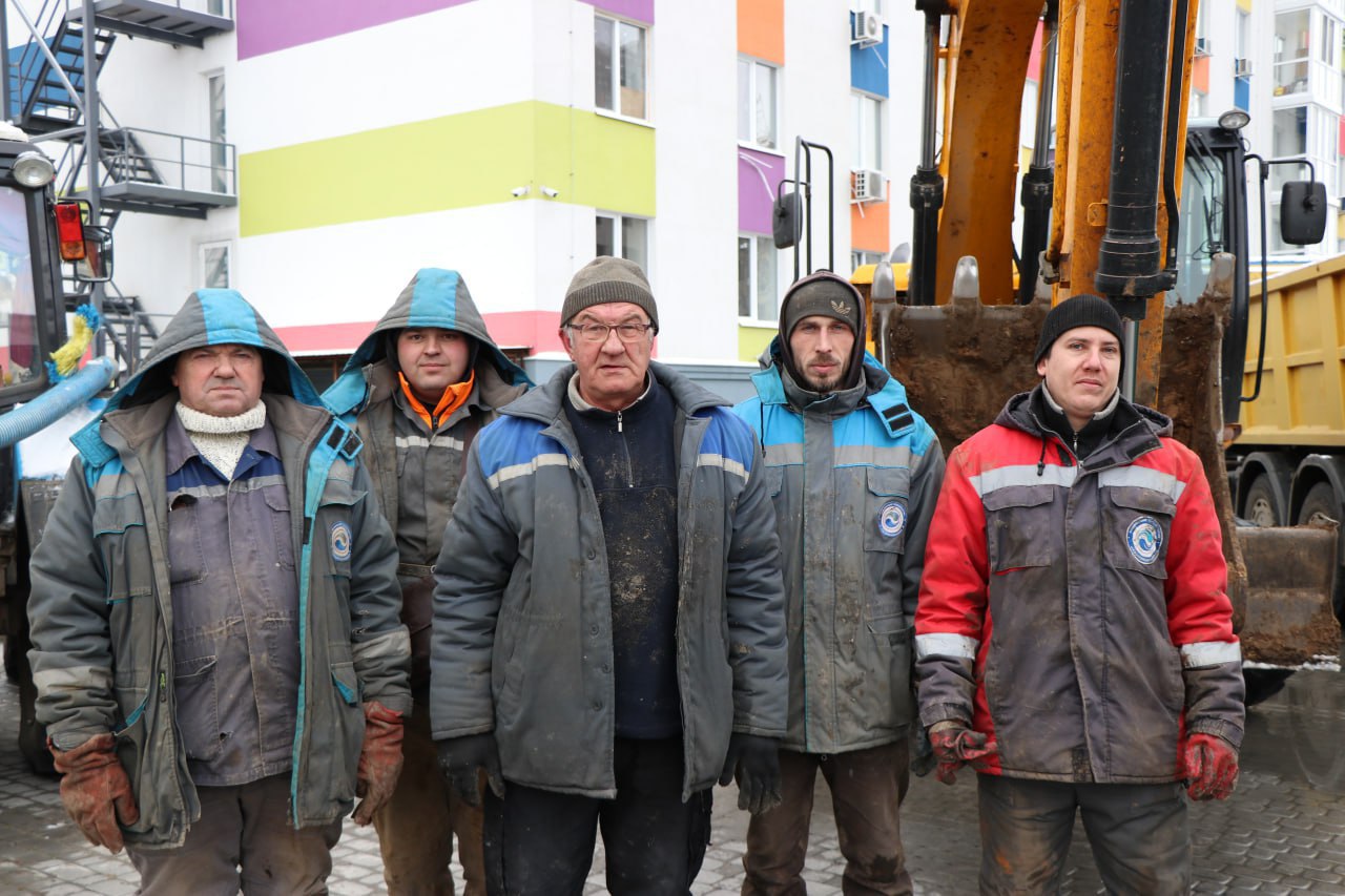 На вулиці Авіахімічній ліквідують складну аварію на водоводі