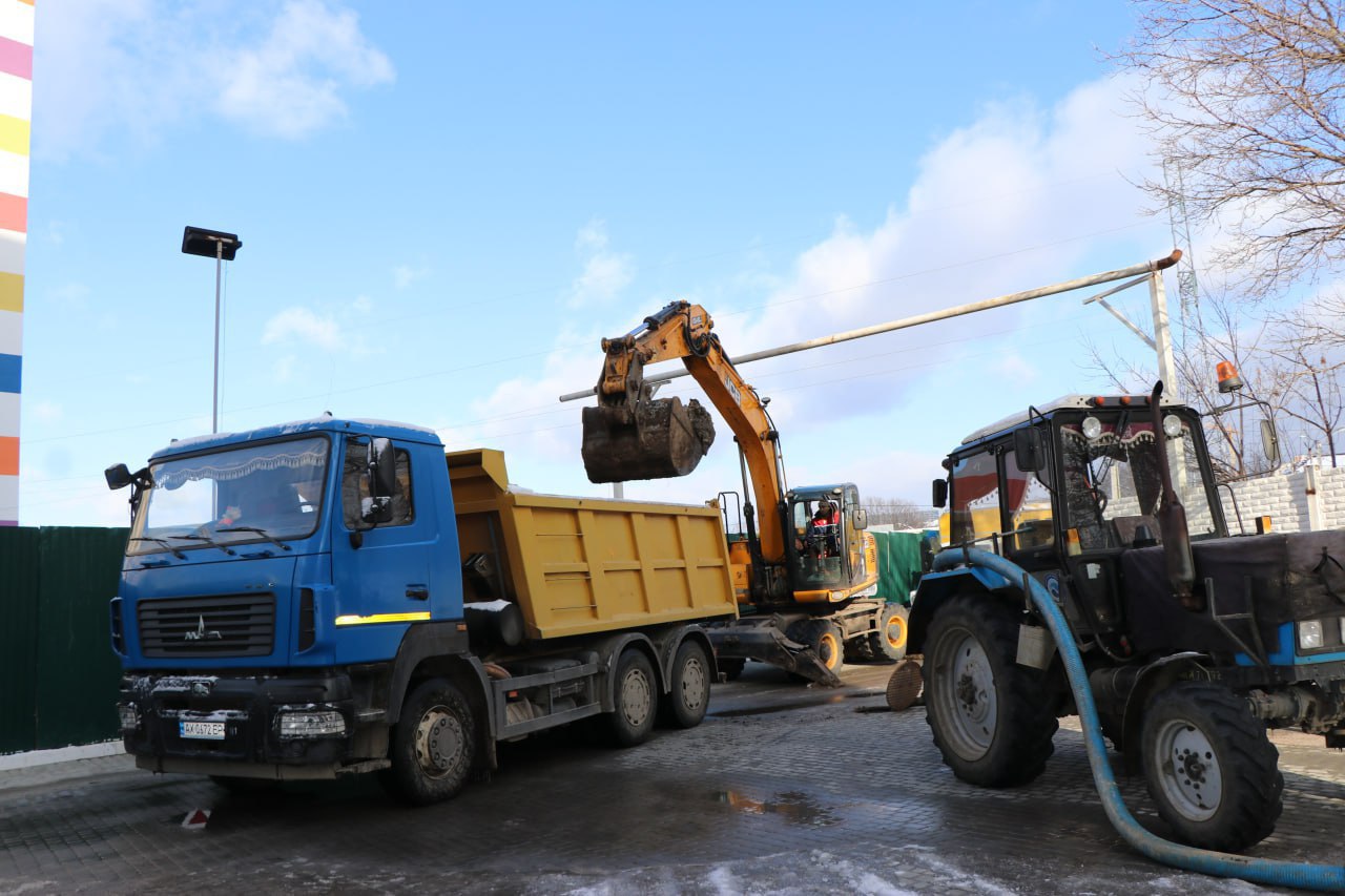 На вулиці Авіахімічній ліквідують складну аварію на водоводі - 2
