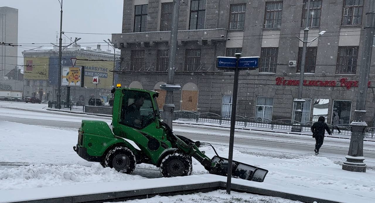 Комунальники усувають наслідки снігопаду - 1