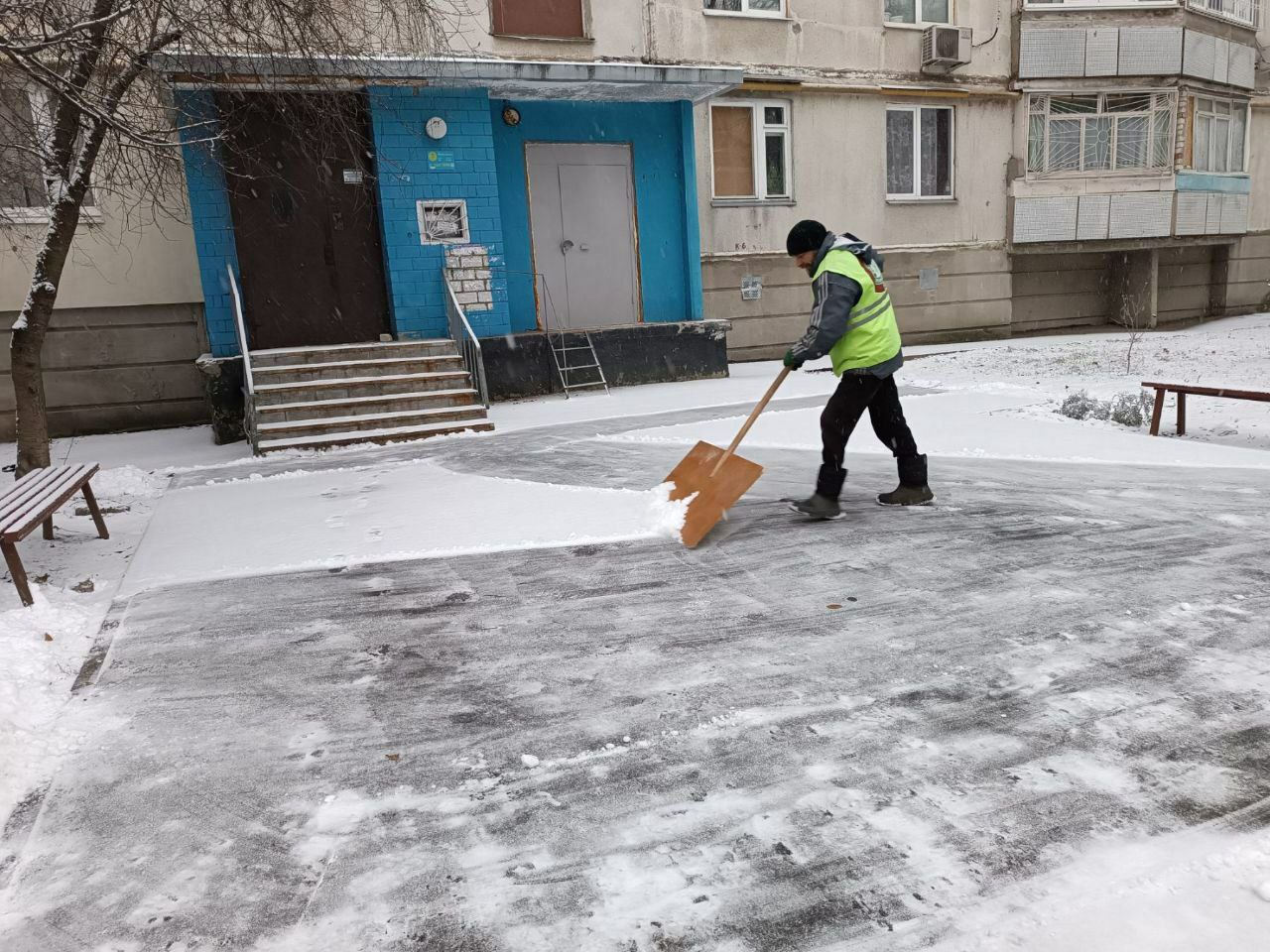 Комунальники усувають наслідки снігопаду - 2