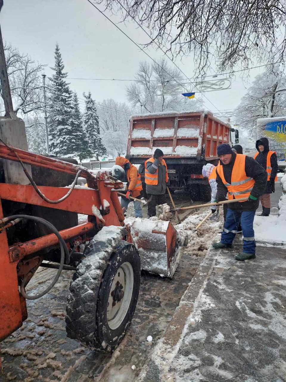 Майже дві тисячі комунальників усувають наслідки снігопаду