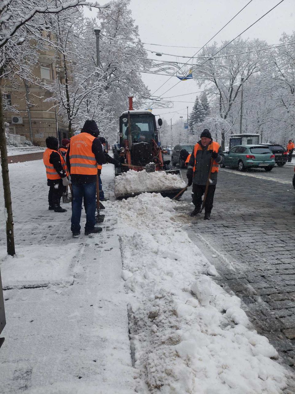 Комунальники прибирають сніг та борються з ожеледицею 