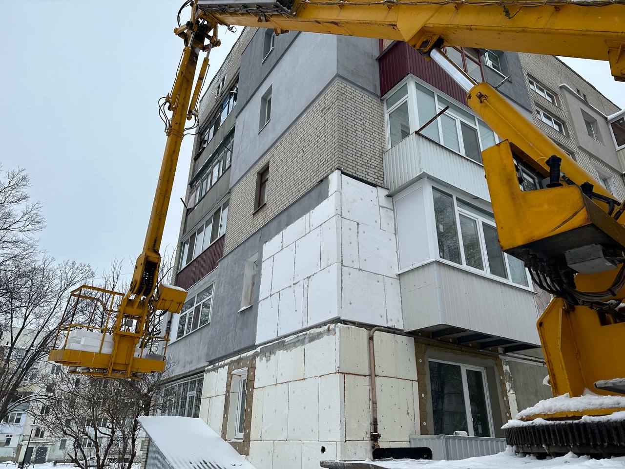 На вулиці Ювілейній ремонтують пошкоджений обстрілами будинок - 2