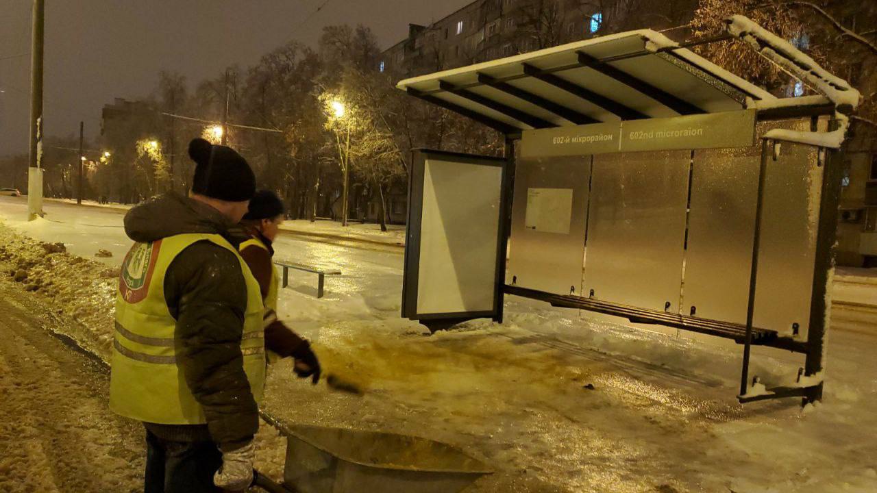 Комунальники боряться з ожеледицею та розпилюють повалені дерева - 1