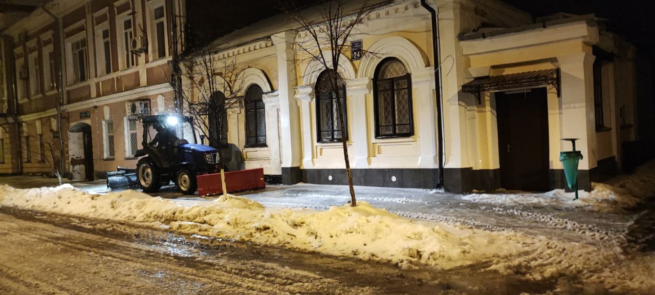 Комунальники боряться з ожеледицею та розпилюють повалені дерева - 2