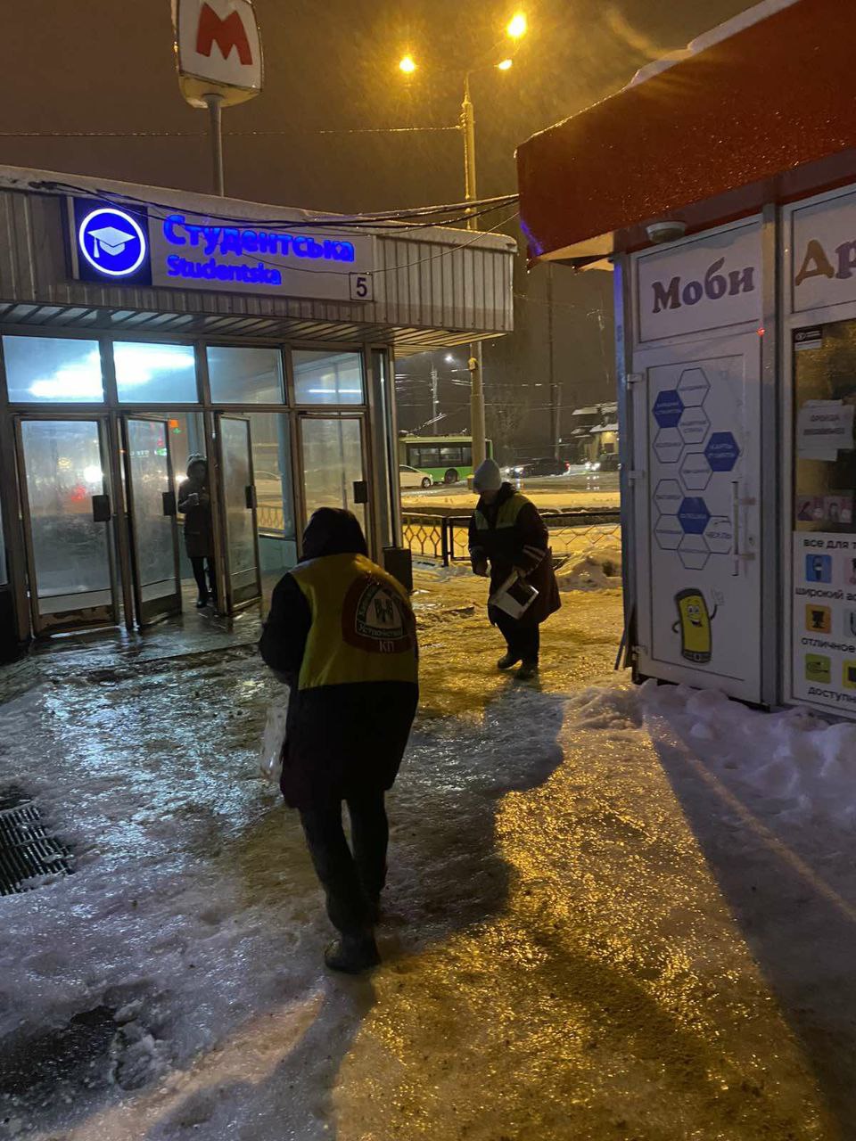 Комунальники боряться з ожеледицею та розпилюють повалені дерева - 3