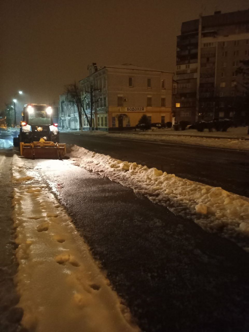 Комунальники боряться з ожеледицею та розпилюють повалені дерева - 4